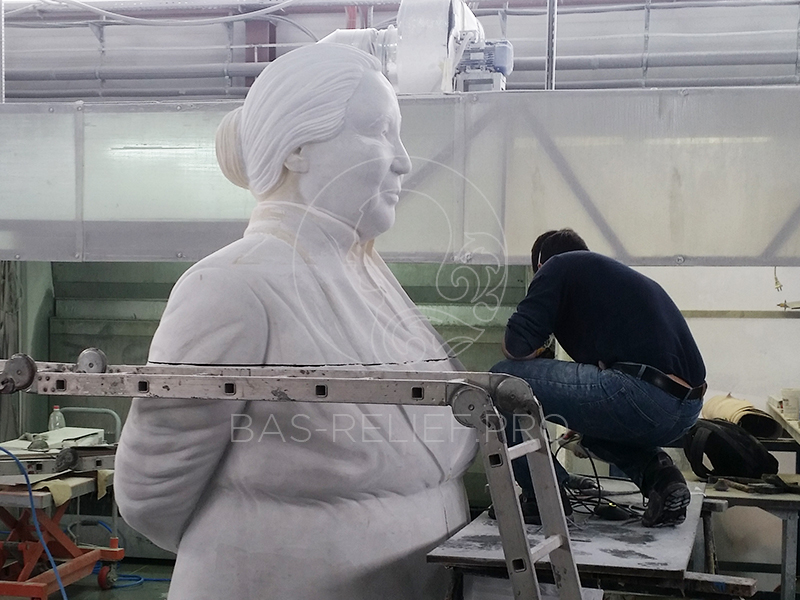 Изготовление статуи из мрамора